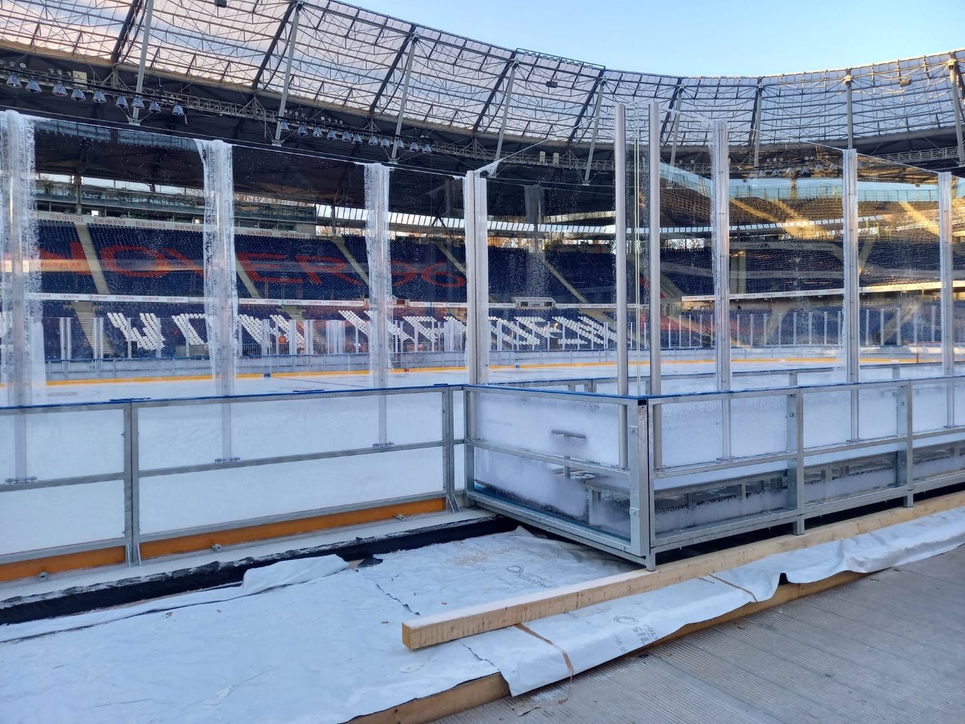 Hannover outdoor stadium player box with protective glass