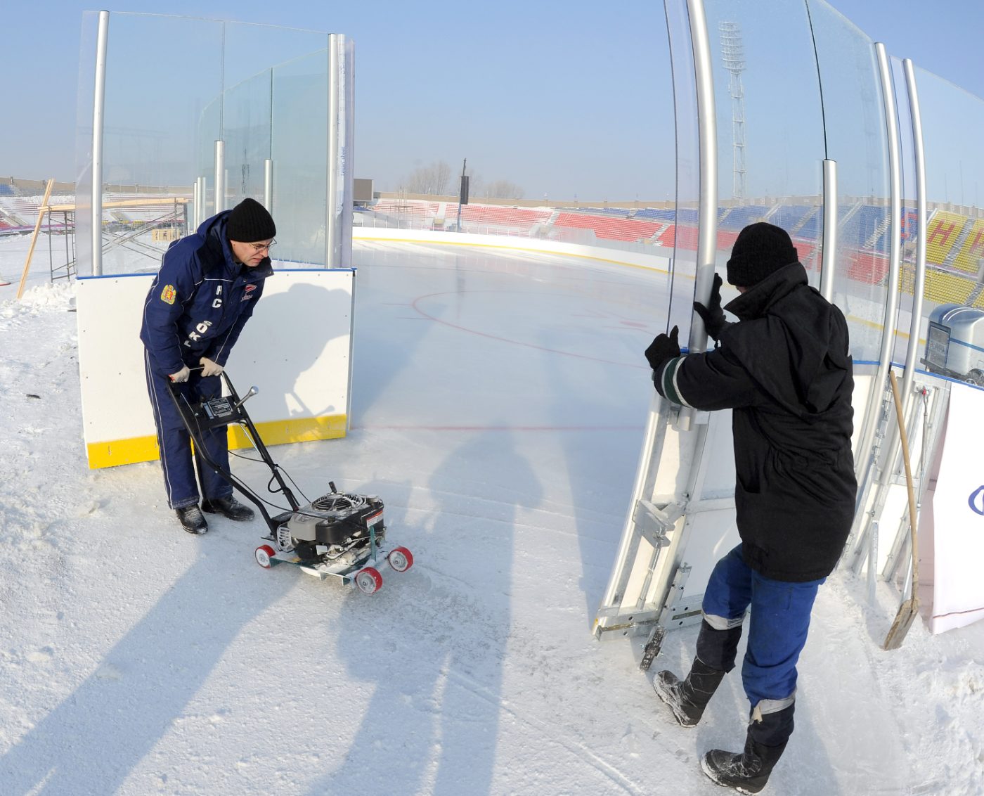 Outdoor rink with curved glass and protective netting